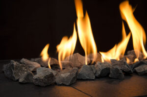 Flamdekoration med svart dekorsten