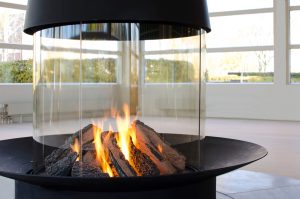 Gasbrasa med ved i Focus-eldstad på Linköpings Universitet